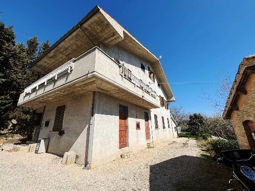 casa indipendente in vendita a San Severino Marche