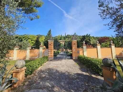 casa indipendente in vendita a San Severino Marche