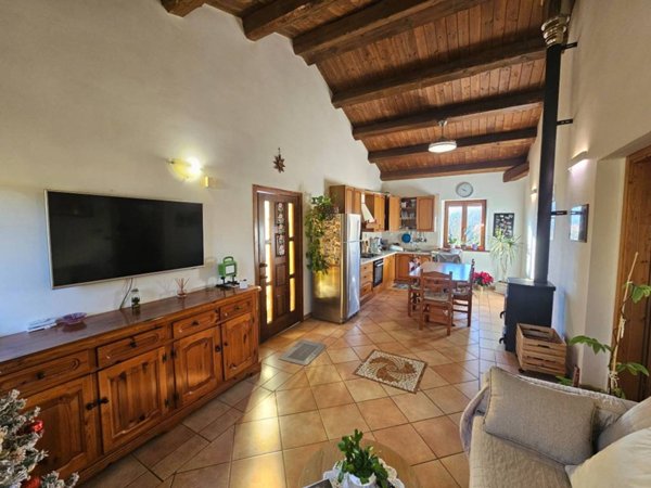 casa indipendente in vendita a San Severino Marche in zona Cesolo