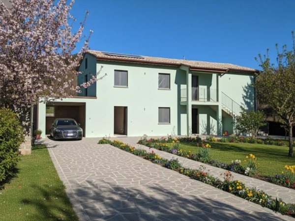 casa indipendente in vendita a San Severino Marche