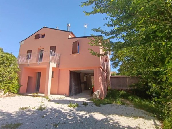 casa indipendente in vendita a San Severino Marche in zona Marciano
