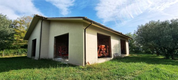 casa indipendente in vendita a San Severino Marche