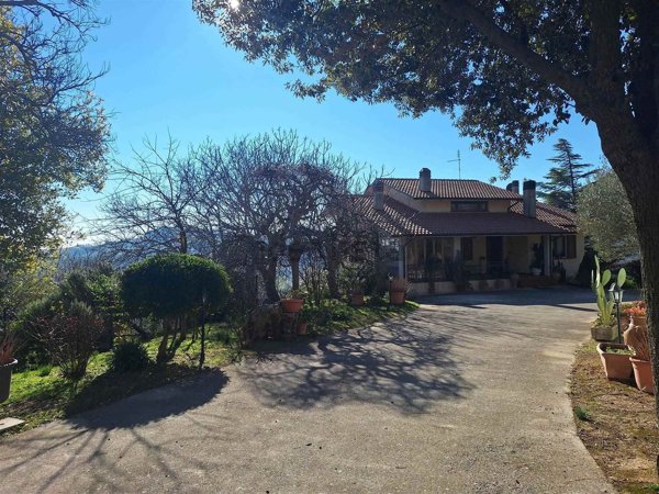 casa indipendente in vendita a San Severino Marche