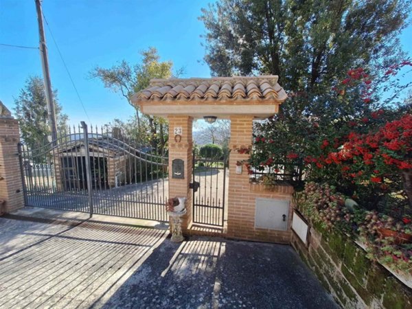 casa indipendente in vendita a San Severino Marche