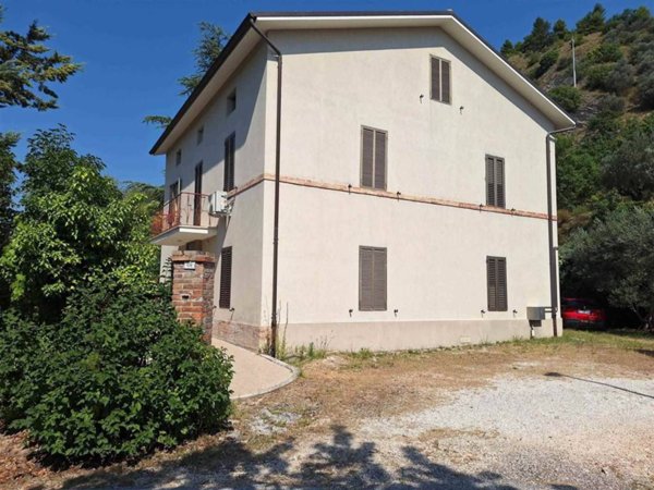 casa indipendente in vendita a San Severino Marche