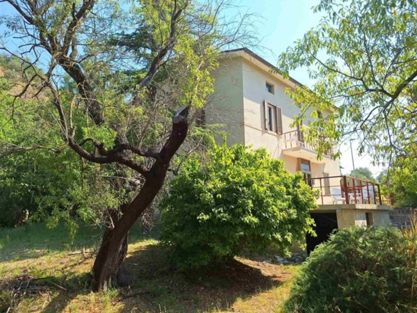 casa indipendente in vendita a San Severino Marche