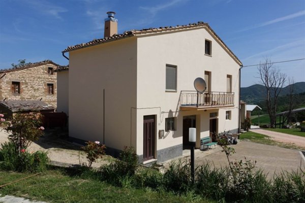 casa indipendente in vendita a San Severino Marche in zona Isola