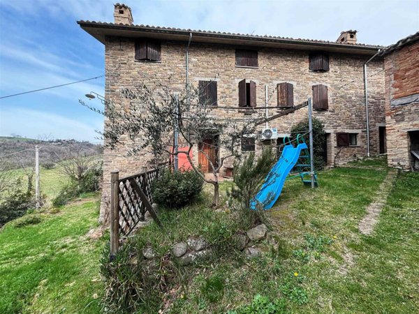 casa indipendente in vendita a San Severino Marche in zona Serralta
