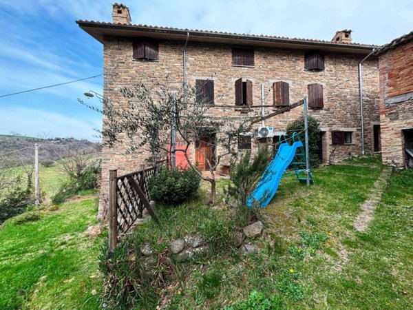 casa indipendente in vendita a San Severino Marche in zona Serralta