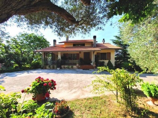 casa indipendente in vendita a San Severino Marche