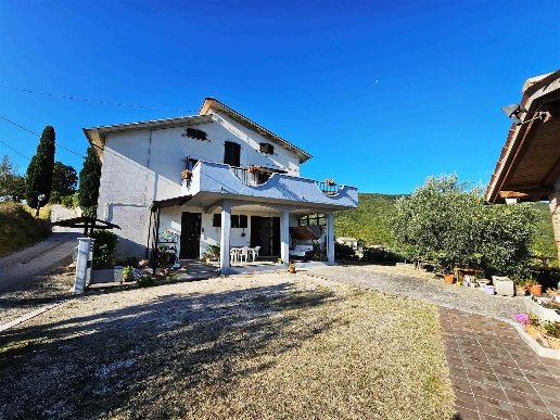 casa indipendente in vendita a San Severino Marche