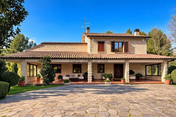 casa indipendente in vendita a San Severino Marche