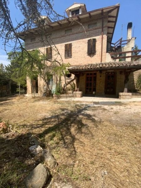 casa indipendente in vendita a San Severino Marche