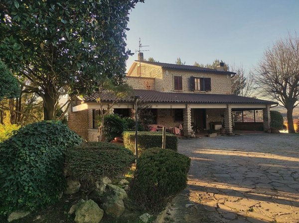 casa indipendente in vendita a San Severino Marche