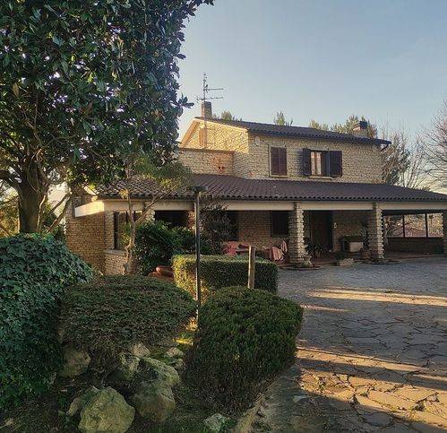casa indipendente in vendita a San Severino Marche