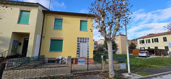 casa indipendente in vendita a San Severino Marche