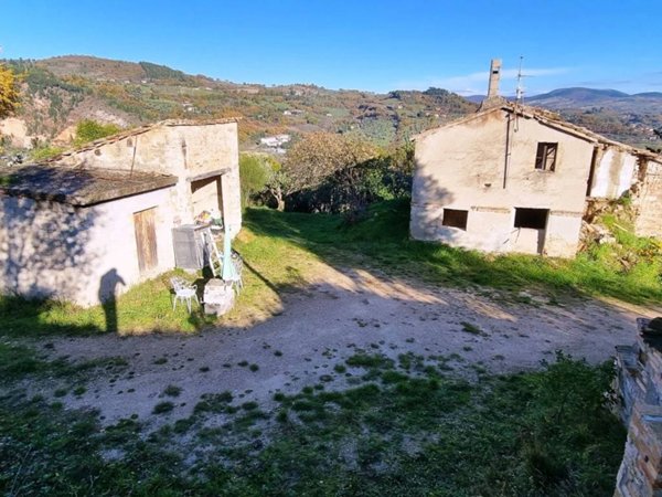 casa indipendente in vendita a San Severino Marche