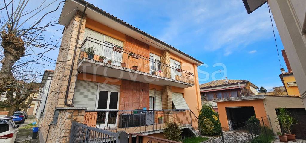 casa indipendente in vendita a San Severino Marche