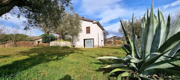 casa indipendente in vendita a San Severino Marche