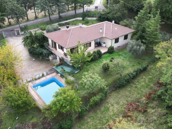 casa indipendente in vendita a San Severino Marche
