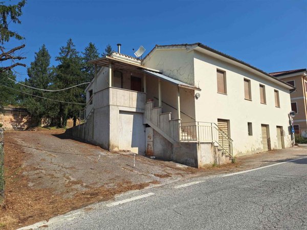 casa indipendente in vendita a San Severino Marche
