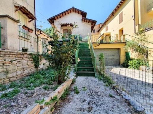 casa indipendente in vendita a San Severino Marche