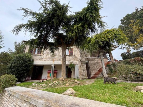 casa indipendente in vendita a San Severino Marche
