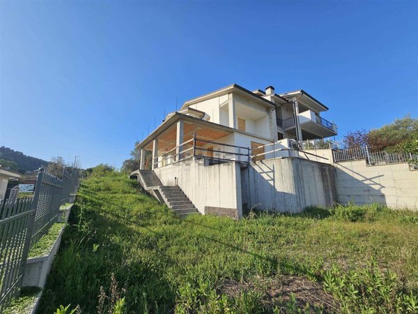 casa indipendente in vendita a San Severino Marche