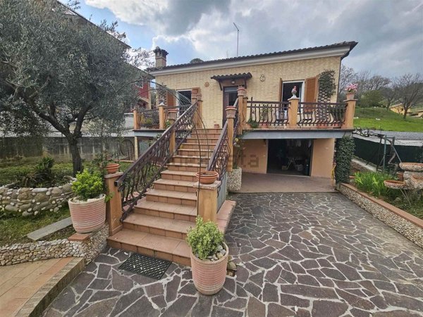 casa indipendente in vendita a San Severino Marche