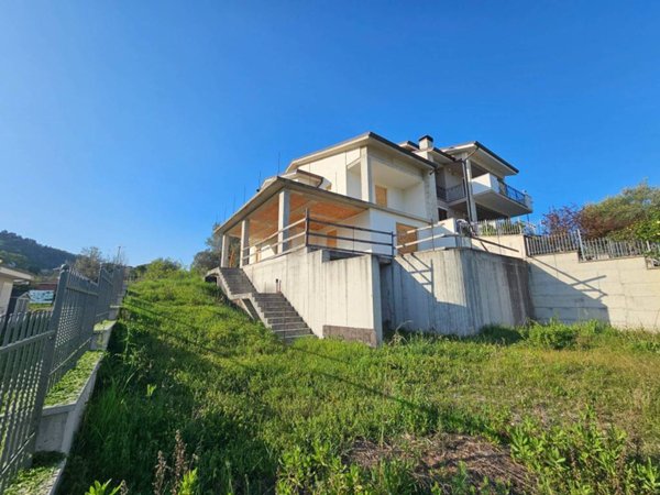 casa indipendente in vendita a San Severino Marche