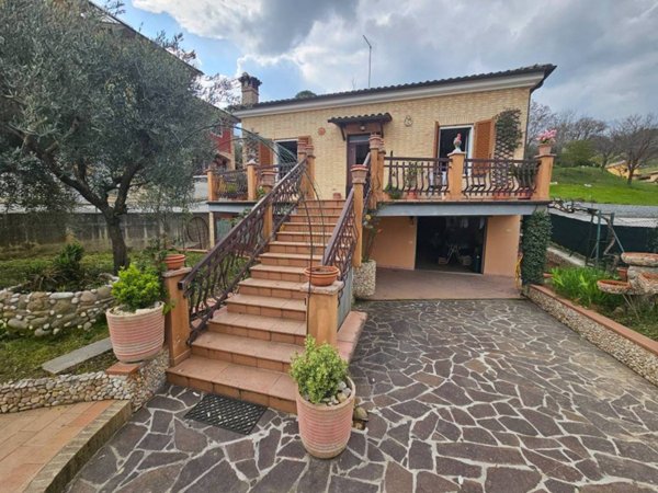 casa indipendente in vendita a San Severino Marche