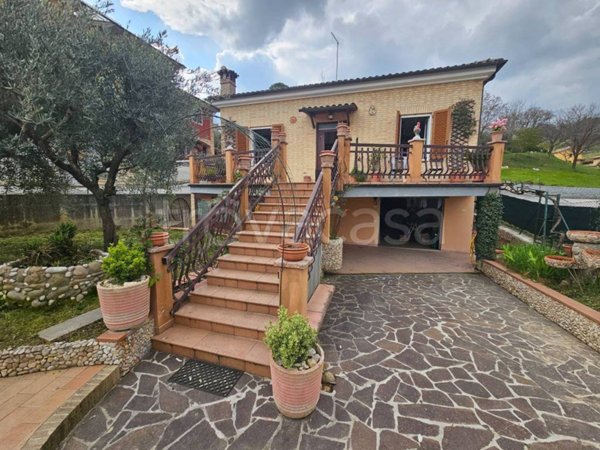 casa indipendente in vendita a San Severino Marche