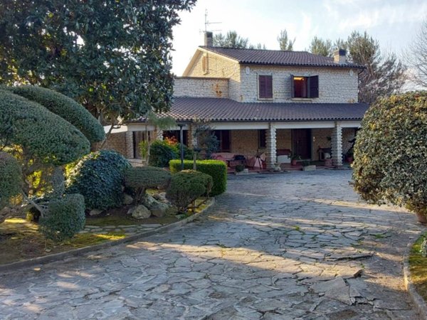 casa indipendente in vendita a San Severino Marche
