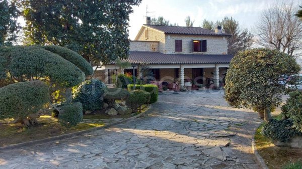 casa indipendente in vendita a San Severino Marche