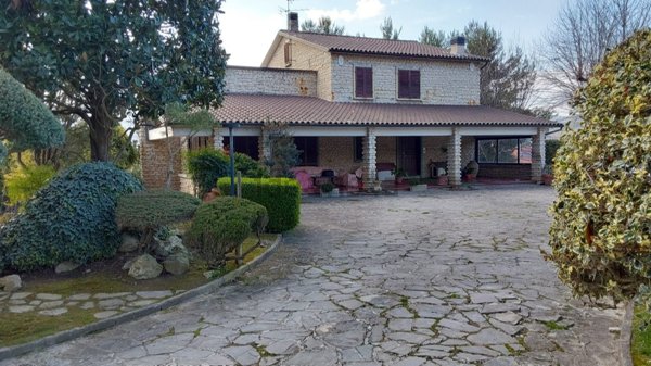 casa indipendente in vendita a San Severino Marche