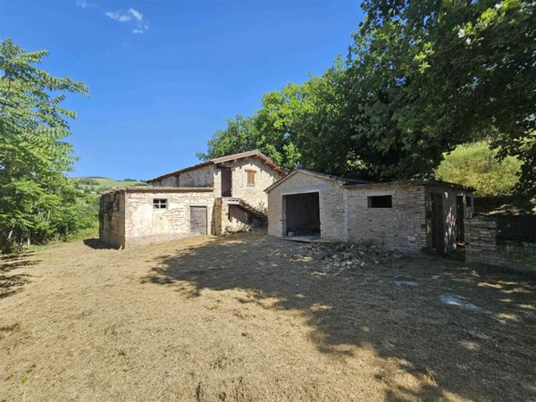 casa indipendente in vendita a San Severino Marche in zona Pitino