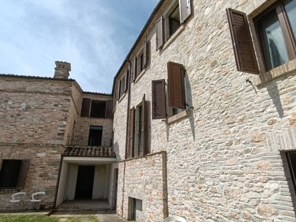 intera palazzina in vendita a San Severino Marche in zona Chigiano