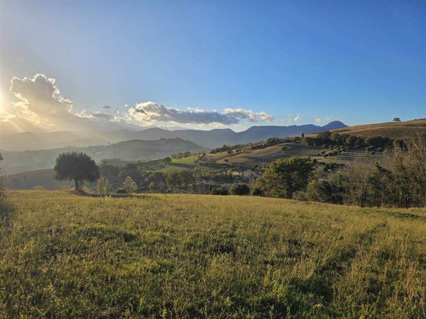 casa indipendente in vendita a San Severino Marche in zona Pitino
