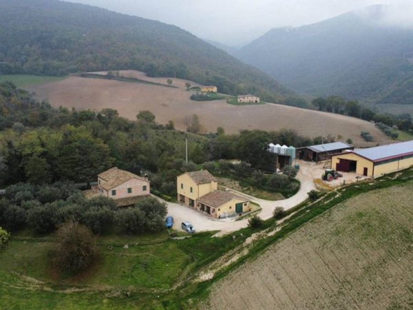 casa indipendente in vendita a San Severino Marche