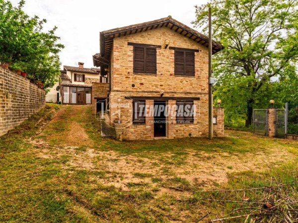 casa indipendente in vendita a San Severino Marche