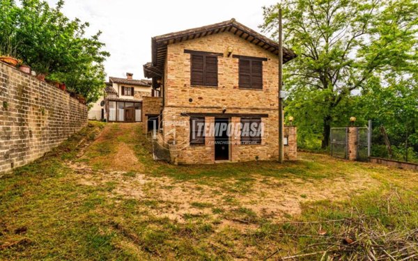 casa indipendente in vendita a San Severino Marche