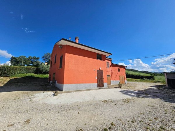 casa indipendente in vendita a San Severino Marche