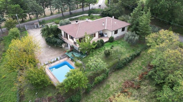 casa indipendente in vendita a San Severino Marche