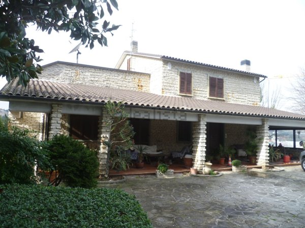 casa indipendente in vendita a San Severino Marche