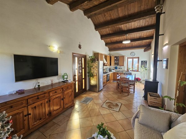 casa indipendente in vendita a San Severino Marche in zona Cesolo