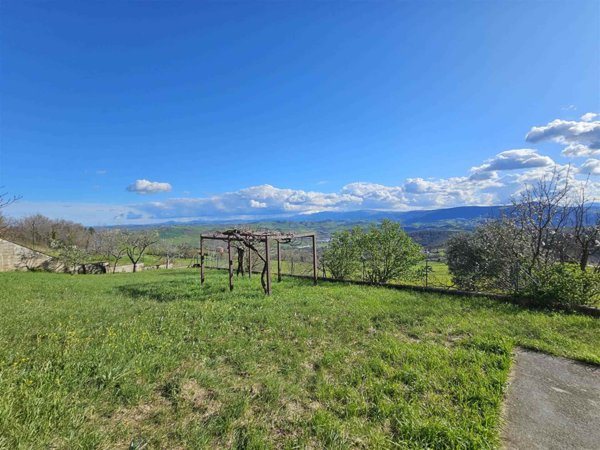 casa indipendente in vendita a San Severino Marche