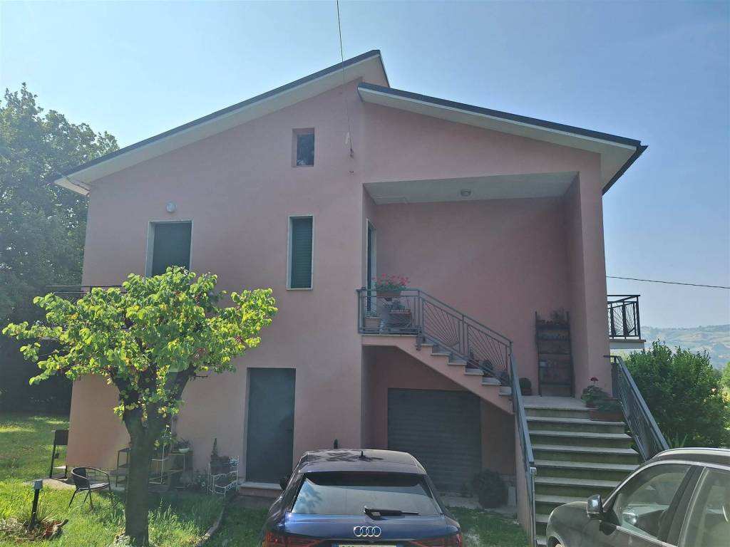 casa indipendente in vendita a San Severino Marche in zona Pitino
