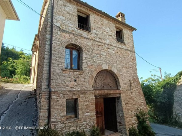 casa indipendente in vendita a San Severino Marche in zona Chigiano