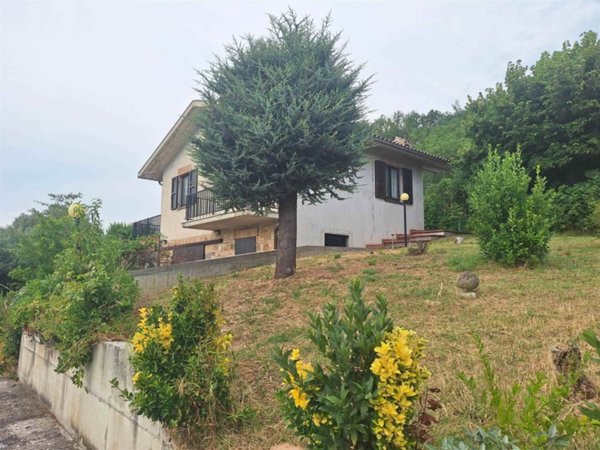 casa indipendente in vendita a San Severino Marche in zona Granali