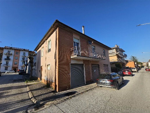 casa indipendente in vendita a San Severino Marche